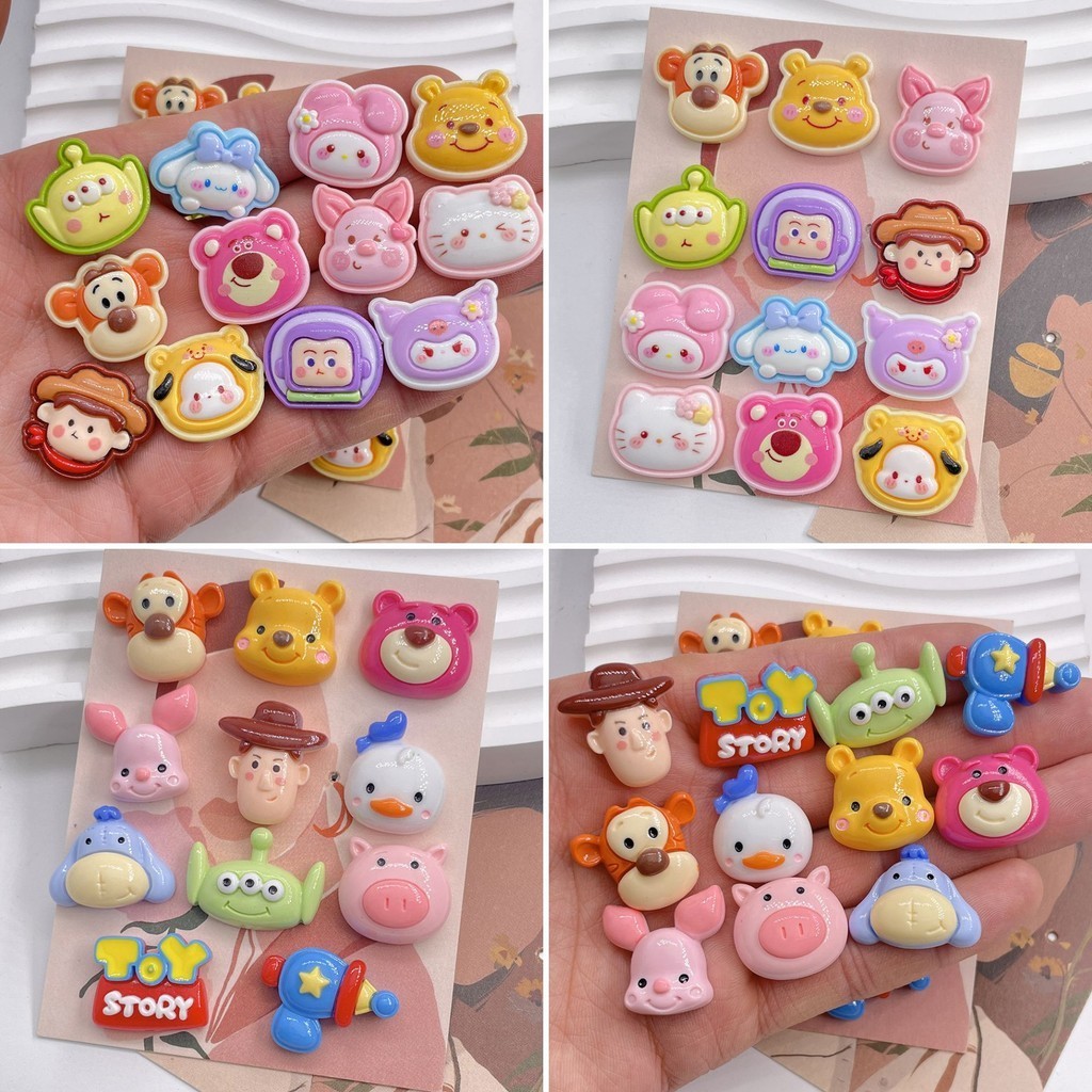 1pcs Shining Toy Story/Strawberry/Cinnamoroll/Kuromi/Melody/Winnie Bear/Kitty Cat รองเท้าหัวเข็มขัด Charm ปุ่ม DIY อุปกรณ์เสริมรองเท้าสําหรับผู้หญิง