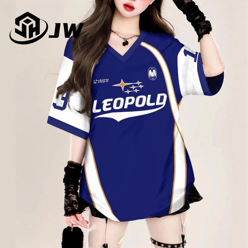 2025 เสื้อกีฬาแขนสั้นคอวีหวานแฟชั่นใหม่ เจอร์ซีย์น่ารักสำหรับเด็กผู้หญิง สไตล์เกาหลี แฟชั่นแห้งเร็ว น้ำหนักเบา สบาย คู่แขนสั้น สไตล์ฮิปฮอปหลวม ผ้าแฟชั่นสตรีท สไตล์เกาหลี ยูนิเซ็กซ์ เสื้อฟุตบอลหลวมขนาดใหญ่ เสื้อยืดกีฬาผู้หญิง thumbnail 8