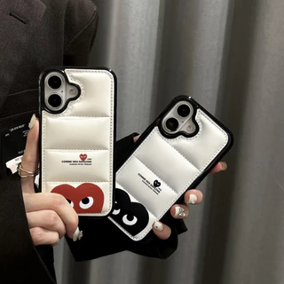 คลาสสิก CPLAY การ์ตูน LOVE Graffiti Label Hard Shell Down Jacket เคสโทรศัพท์เหมาะสําหรับ IPhone17 16 16P 16PM 16P 15 15P 15PM 14 14 14P 13 13P 13PM 12 12PM 11 11P 11P 11PM X XR 8 7P