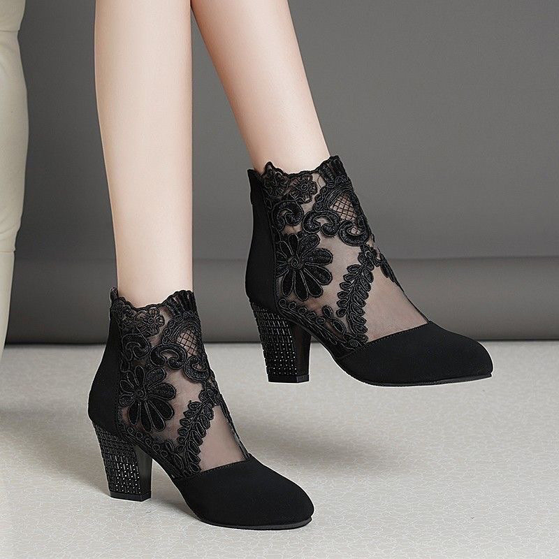 2025 สไตล์ใหม่ของแท้หนัง Toe-Covered รองเท้าแตะผู้หญิงฤดูร้อนส้นหนากลางส้นลูกไม้ผ้ากอซ Breathable แฟชั่น Hollow Casual รองเท้าส้นสูง