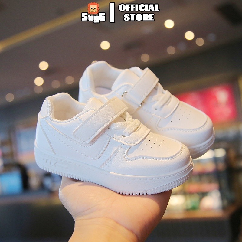 SUGE รองเท้านักเรียนผ้าใบ พื้นนิ่ม สันทนาการ กันลื่น สีขาว เหมาะกับใส่เดินกลางแจ้ง สําหรับเด็กผู้ชาย และเด็กผู้หญิง