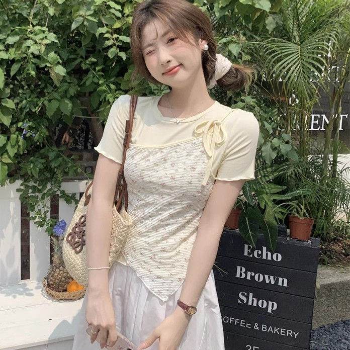 เสื ้ อยืดแขนสั ้ นผู ้ หญิงลายดอกไม ้ หวานปลอมสองชิ ้ นไม ่ สม ่ ําเสมอ