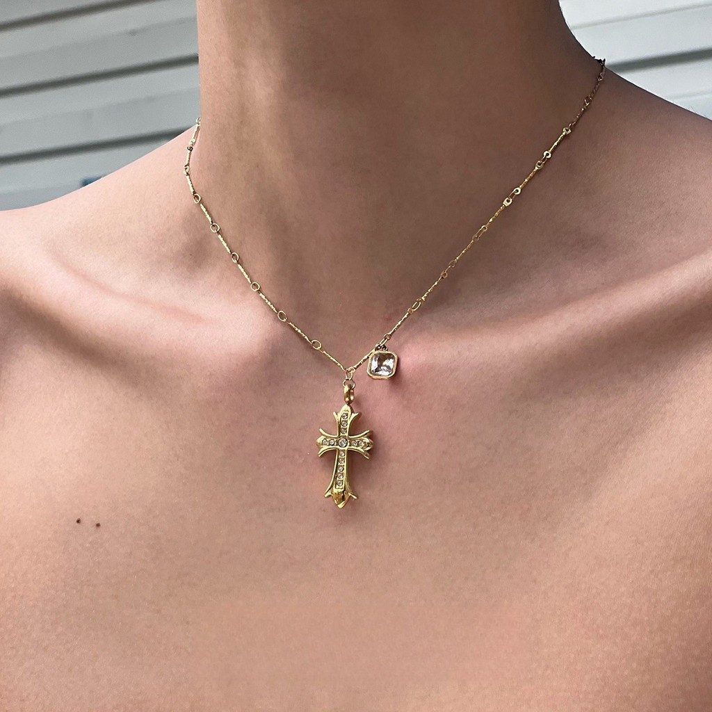 Gold Cross Diamond-Studded Design สร ้ อยคอเหล ็ กไทเทเนียมดอกเบี ้ ยพิเศษหรูหราคุณภาพสูงผู ้ ชายและผู ้ หญิงแฟชั ่ น