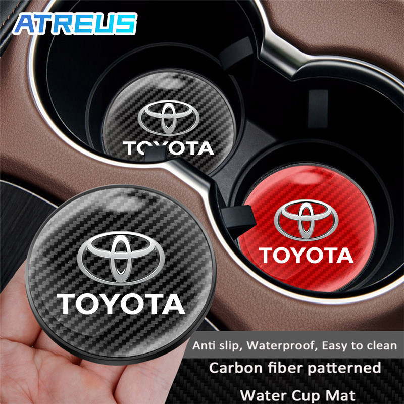 1/2 ชิ้น Toyota คาร์บอนไฟเบอร์รูปแบบรถที่วางแก้ว Coaster Pad ถ้วยใส่ลื่นถ้วยสําหรับ Toyota Agya Raize Calya Avanza Veloz Rush Kijang Innova Yaris Corolla Cross