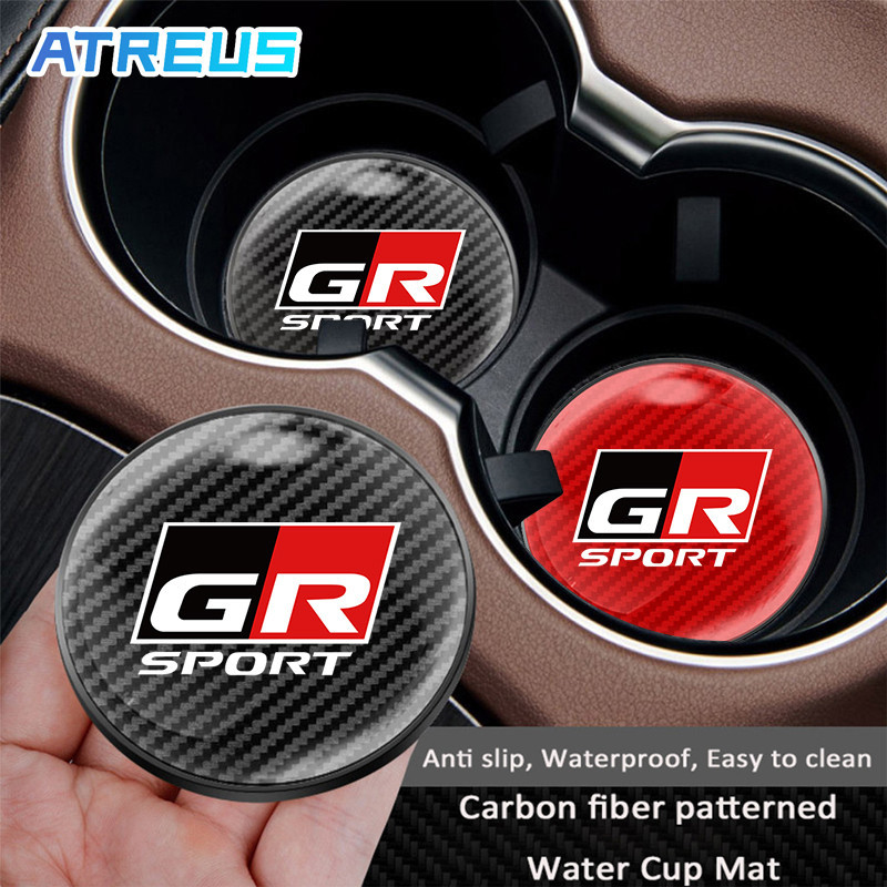 1/2ชิ้น Toyota GR แผ่นรองแก้วน้ำในรถ​​ แผ่นรองขวดน้ำในรถยนต์ กันลื่น คาร์บอนไฟเบอร์ แผ่นรองแก้วเครื่องดื่ม สำหรับ Toyota Prius Fortuner Corolla Cross CHR Camry Wish Vios Veloz Estima Sienta Yaris Ativ Altis Hilux Revo Sienta bZ4X Hiace