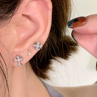 We Flower 1PC Punk Shining คริสตัลไทเทเนียมเหล็ก Cross สกรูต่างหูผู้หญิงผู้ชาย Hypoallergenic Ear Studs เครื่องประดับ