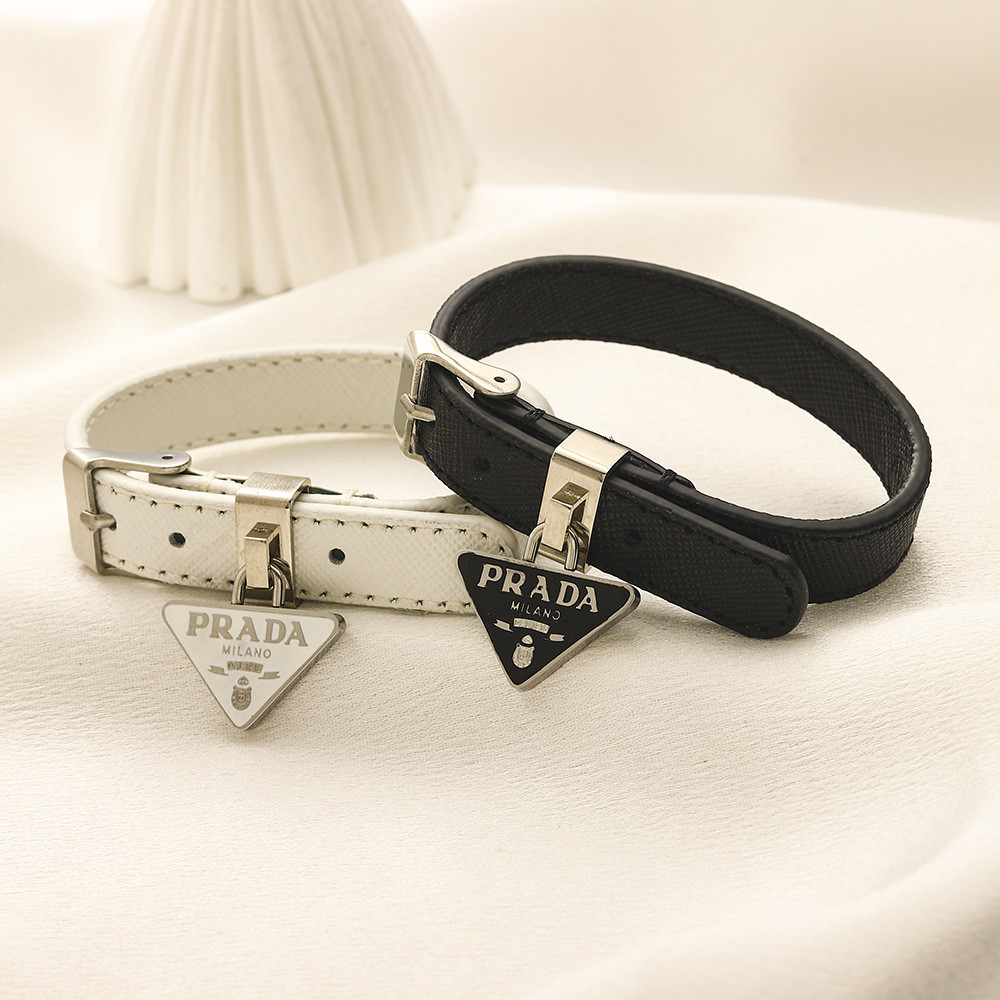 สร้อยข้อมือลําลองกําไลข้อมือที่ละเอียดอ่อนโลโก้ตัวอักษรกลวงสร้อยข้อมือเหล็กไทเทเนียม