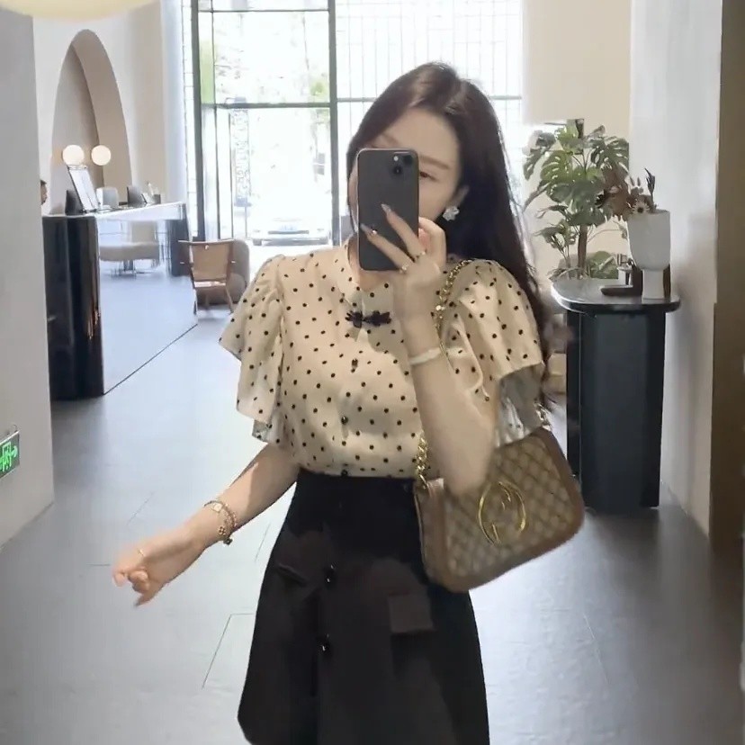 ฤดูร้อนสไตล์ใหม่ติดกระดุมใบบัวแขนลายจุดสไตล์บางเสื้อชีฟองผู้หญิงแฟชั่นเรียบง่ายเรียบง่ายทุกการแข่งขันสไตล์สั้นแฟชั่นด้านบน