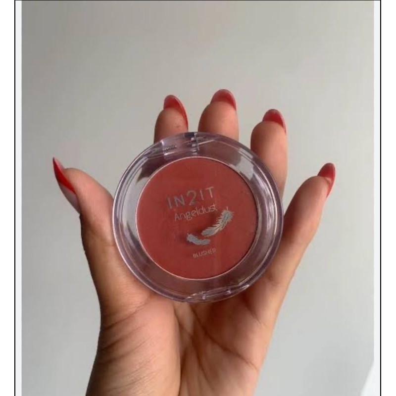 IN2IT Angeldust Blusher 59 บาท เม็ดสีแน่น เนื้อสัมผัสเนียนนุ่มสัมผัสได้ตั้งแต่ครั้งแรกที่ปัด ปัดแก้ม blush 3.5g