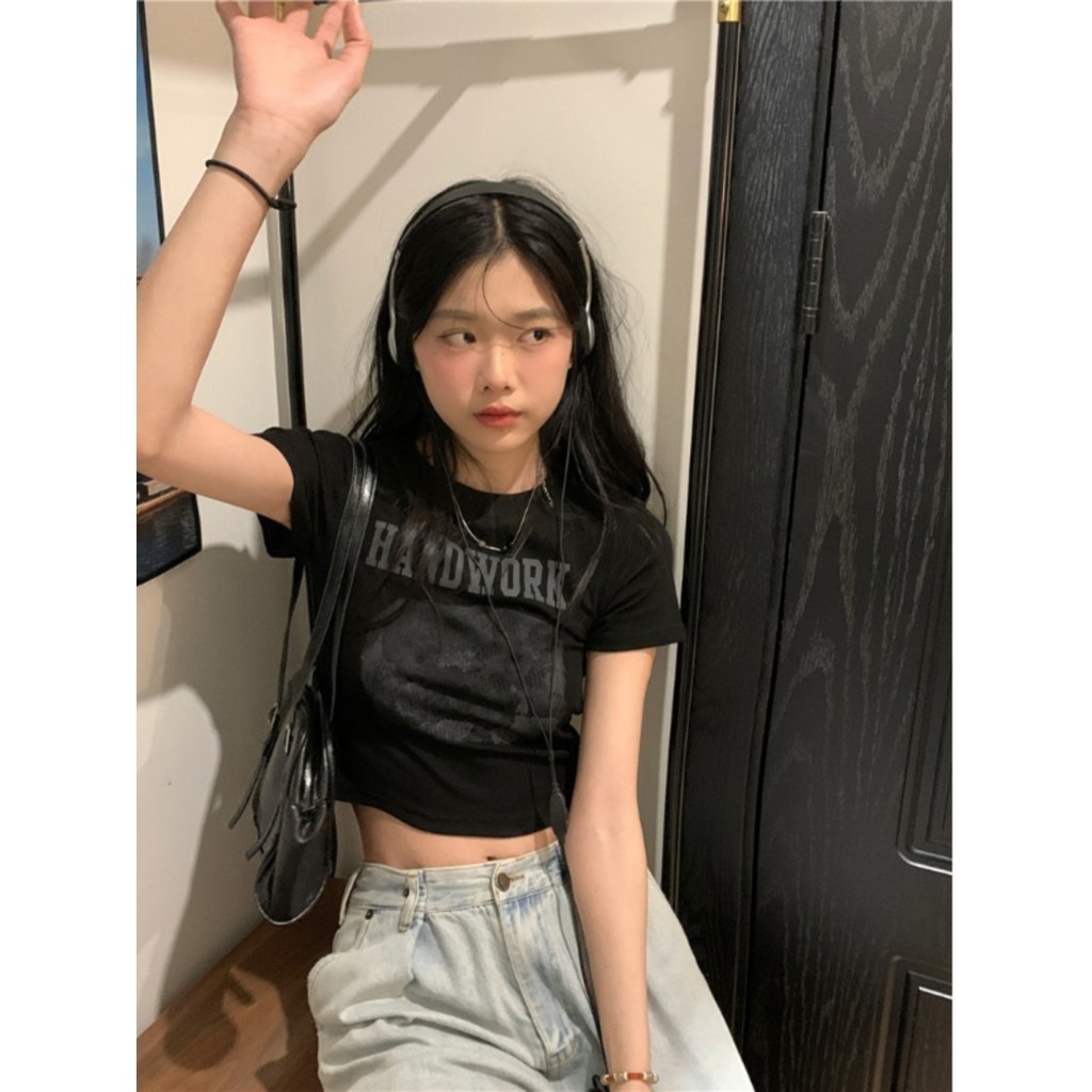 (กรุงเทพจัดส่งสินค้า)MAO Shop ตัวอักษรสไตล์อเมริกันวินเทจพิมพ์เสื้อยืดแขนสั้นสีดำผู้หญิงสั้นเปิดสะดือด้านบน