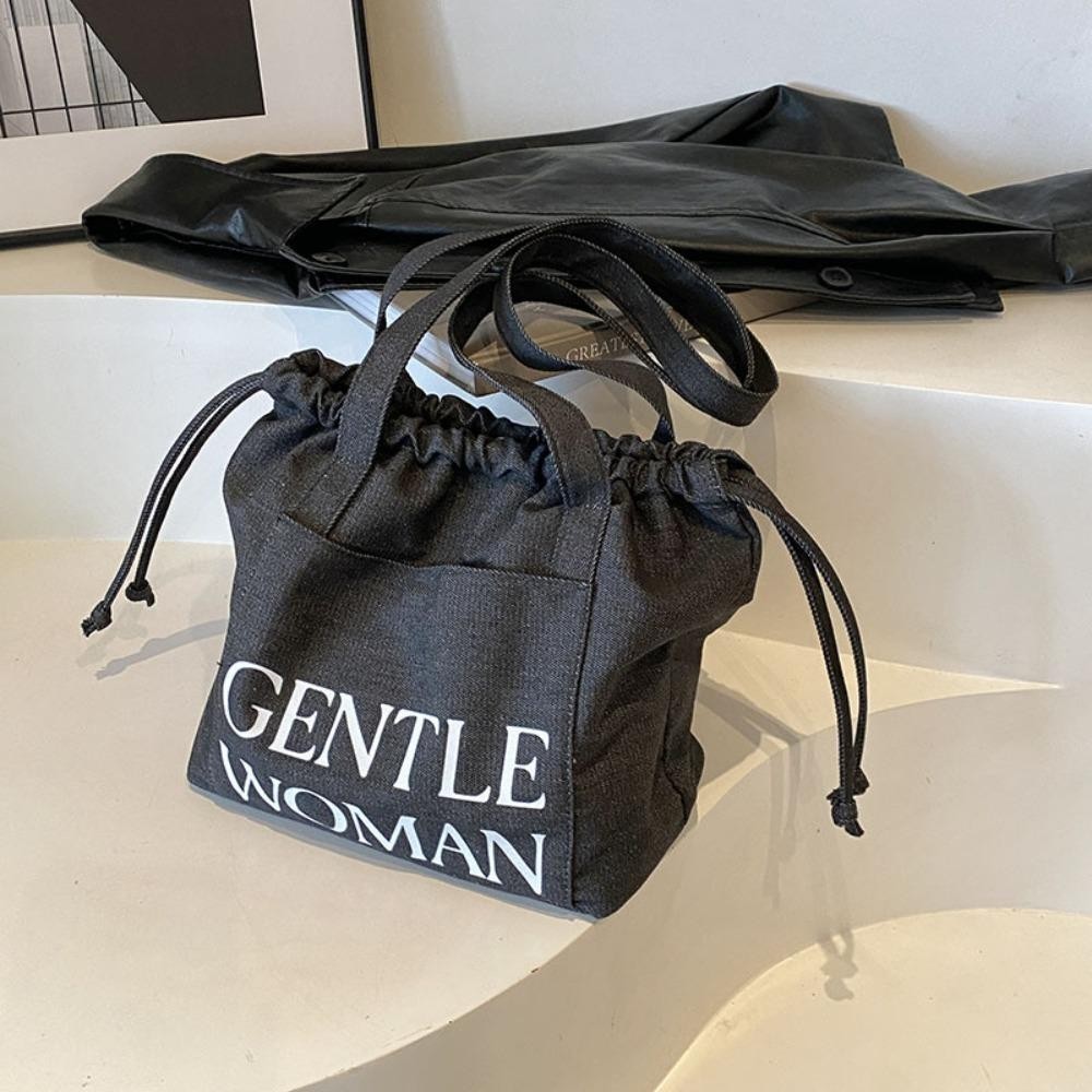 กระเป๋าสะพายไหล่ SEVENHALF Gentlewoman, กระเป๋าผ้าเดนิมหูรูดพิมพ์ลายตัวอักษร, ช้อปปิ้งแม่เหล็กจีบความจุขนาดใหญ่กระเป๋าถังหญิง