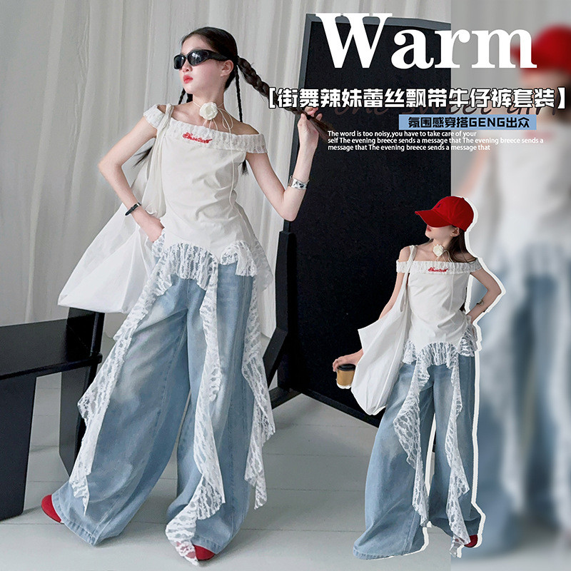 สาว2025 ฤดูใบไม้ผลิฤดูร้อนถนนเต้นรําสาวร้อนลูกไม้ลําแสงหนึ่งไหล่เสื้อยืดการออกแบบความรู้สึกสลิงด้านบนกางเกงยีนส์ชุด