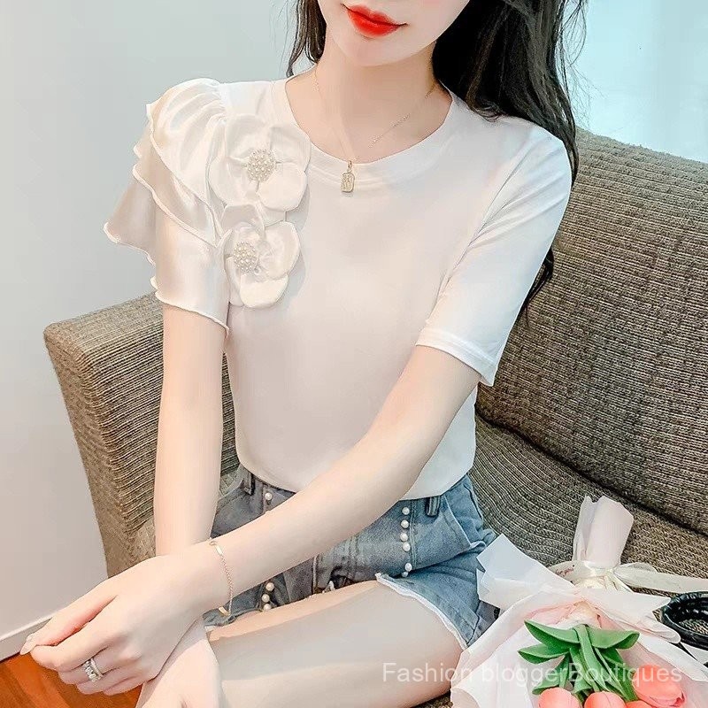 คำแนะนำแฟชั่น เสื้อยืดแขนสั้นคอกลมประดับดอกไม้สำหรับผู้หญิง ฤดูร้อนใหม่ หลวม กระชับสัดส่วน และเรียบง่าย สีพื้น เสื้อตัวเล็ก