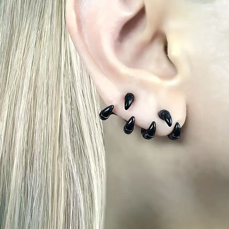 Dark สไตล์ใหม่มือกระดูก Retro Skull ต่างหู Unisex