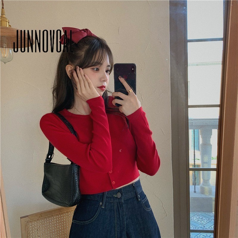 Junnovgal เสื ้ อสเวตเตอร ์ ถักผู ้ หญิงแขนยาวทุกการแข ่ งขันคอวีปุ ่ มสีทึบ 2024 สไตล ์ ใหม ่