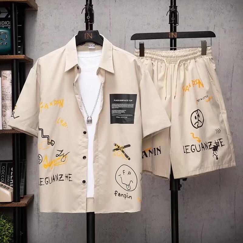 2024 ผู้ชายเกาหลีสไตล์ Casual Letter พิมพ์ชุดหลวม Street สไตล์ All-Match แขนสั้นเสื้อและกางเกงขาสั้นสําหรับชายสีดํา/สีกากี M-3XL