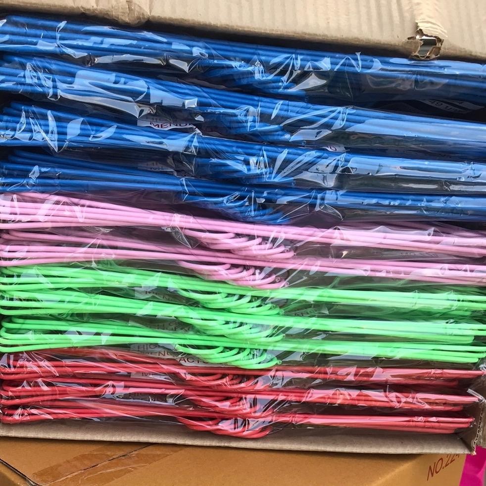 ไม้แขวนเสื้อกอไก่ 1 ลัง สีสดใส แขวนง่าย200บาทมีสองแบบ แบบเรียบ แบบยักกันตก