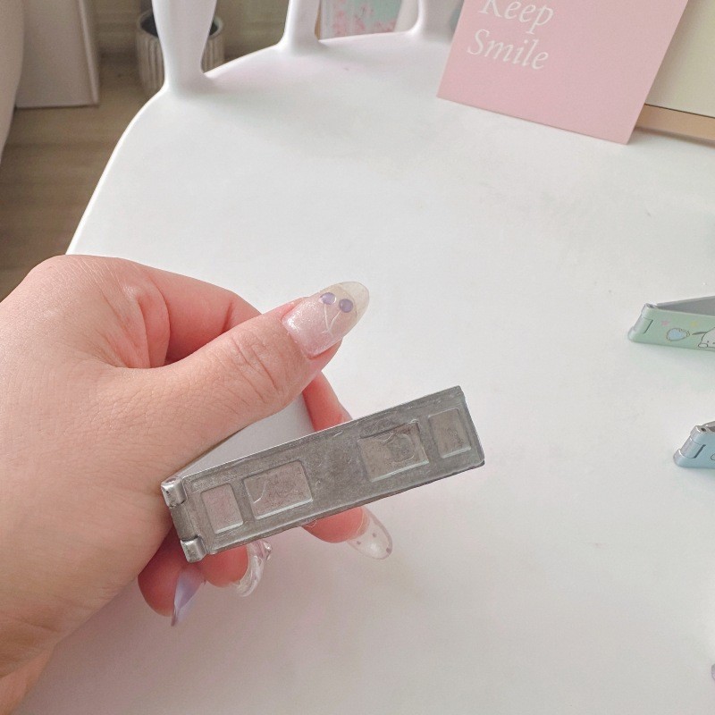 ขาตั้งโทรศัพท์มือถือญี่ปุ่นแบบพกพาที่มองไม่เห็นกรอบแบนขาตั้งโลหะพับได้การ์ตูนน่ารักเดสก์ท็อปสนับสนุน - รูปที่ 6