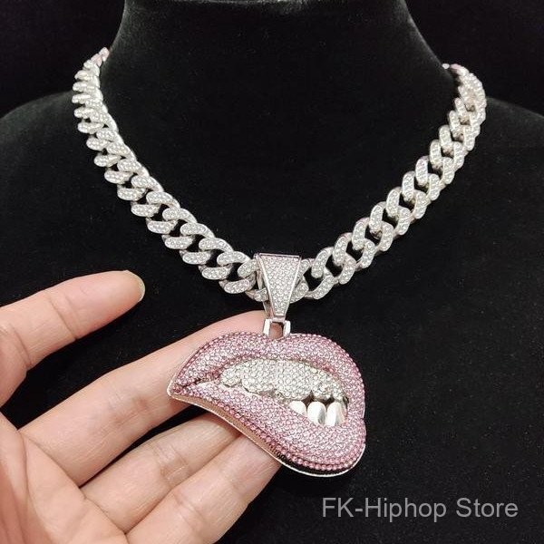 【FK】ใหม่ฮิปฮอปบุคลิกภาพสร้อยคอจี้รูปปากเพชรสีชมพูก้อนน้ำแข็งเครื่องประดับแฟชั่นของขวัญเครื่องประดับสำหรับผู้ชายและผู้หญิง