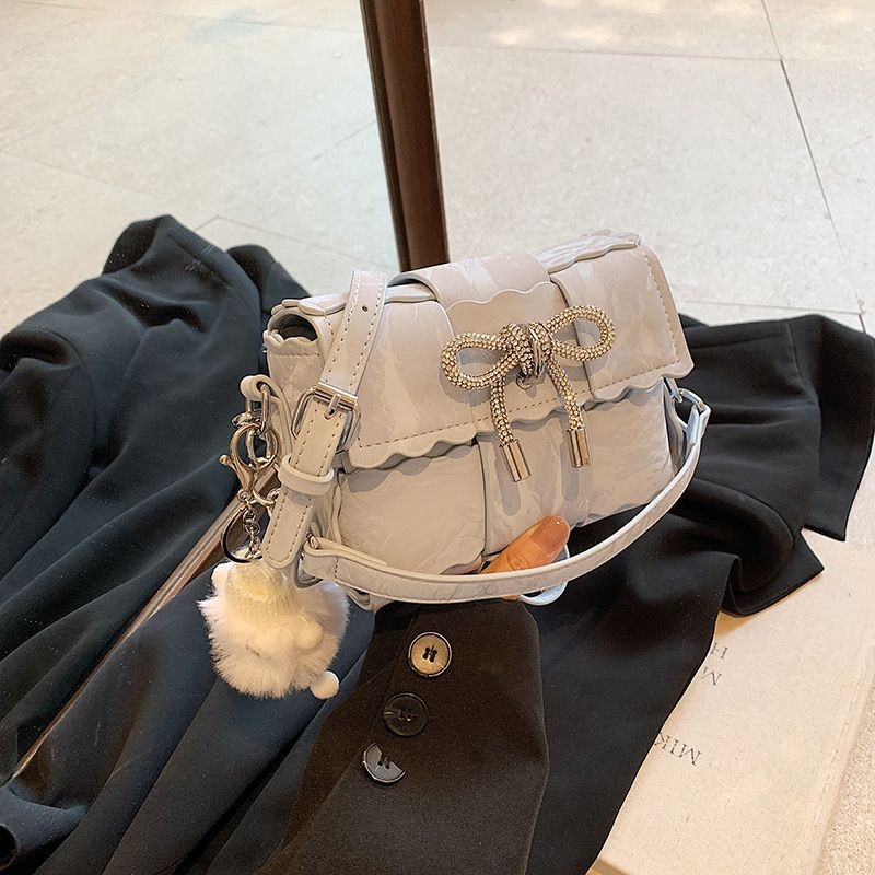 C&k Urban Chic กระเป๋าสะพายข้างหนัง PU พร้อมโบว์ Rhinestone และเครื่องรางปุย