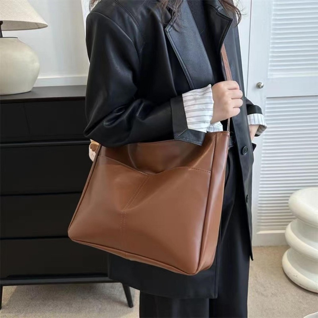 【พร้อมส่ง】Miss Bag Fashion กระเป๋าสะพายไหล หนังPU สีเรียบ จุของได้เยอะ สไตล์เกาหลี (ไม่แถมพวงกุญแจ)