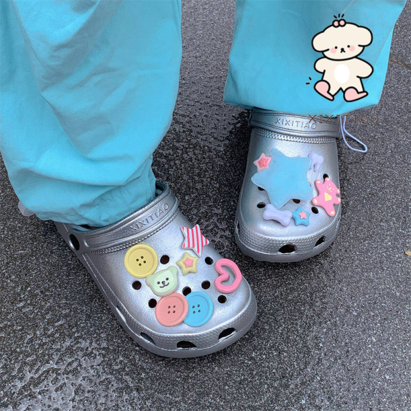 ฉี่เตียว ใหม่สไตล์น่ารักหมีสีหัวเข็มขัดเงินเป่าโถวรองเท้าแตะรองเท้าแตะฤดูร้อนสุภาพสตรีสนุกสาวหัวใจสบายๆหลุมรองเท้า