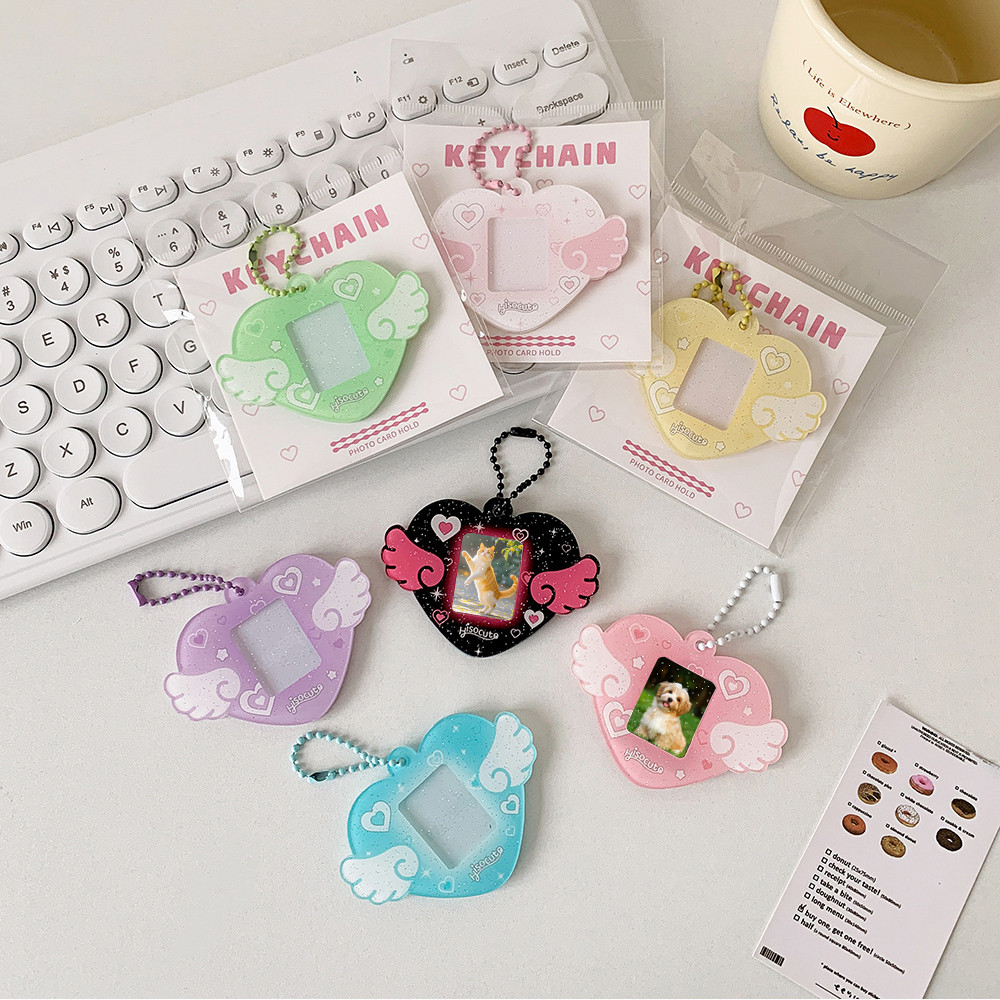 จี้ Winged Hollow Frame พวงกุญแจรูปหัวใจ ID Photo Holder การ์ดขนาด 1 นิ้วเวอร์ชั่นเกาหลีน่ารัก INS การ์ตูน DIY