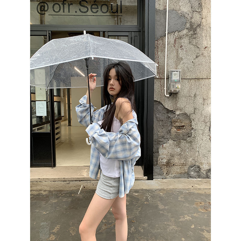 เวอร์ชั่นเกาหลีลายสก๊อตขนาดใหญ่ขี้เกียจสีฟ้าเสื้อลายสก๊อตสีขาวผู้หญิงฤดูใบไม้ผลิฤดูร้อนอเมริกันวิทยาลัยหลวมทุกการแข่งขันเสื้อลายสก๊อตผู้หญิงแขนยาวหลวมสไตล์ฮ่องกงย้อนยุคแฟชั่นกลางความยาวเ