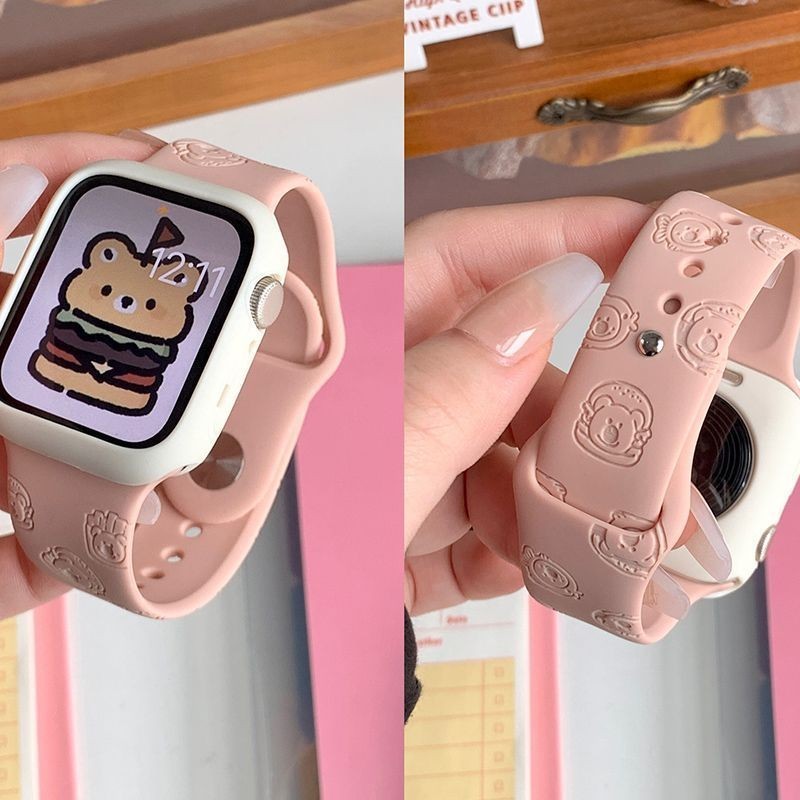สายซิลิโคนแกะสลักเลเซอร์หมีพริกไทยลูกพลับสายนาฬิกา iWatch ลายการ์ตูน S9น่ารักเหมาะสำหรับ Apple Watch นาฬิกา applewatch
