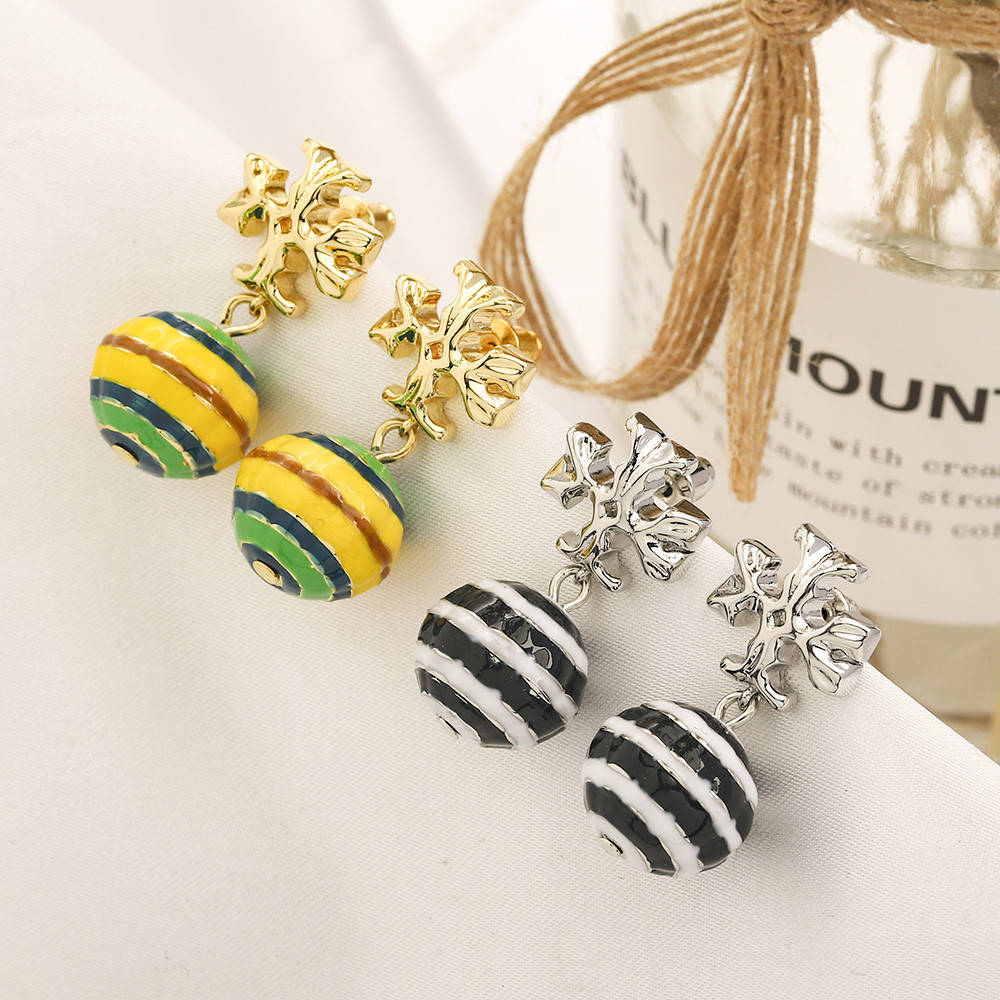 ต่างหูแฟชั่นไทเทเนียมเหล็กตัวอักษรโลโก้หูห่วงต่างหูสตั๊ดเครื่องประดับสตรี