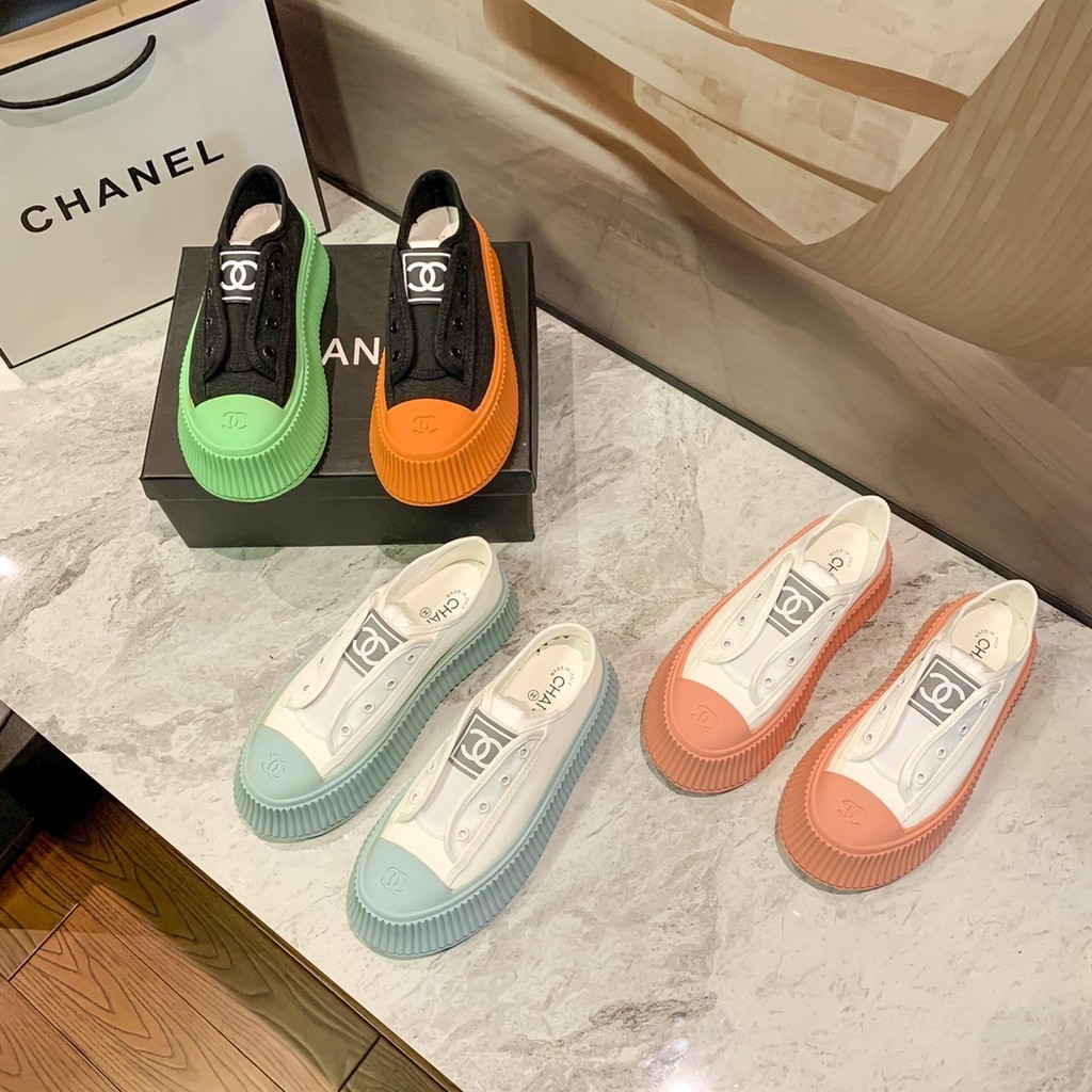 รองเท้าผ้าใบ Chanel's หลากสีสัน