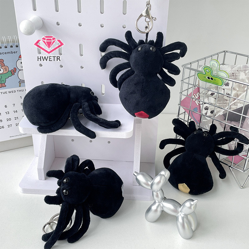 Hwetr Creative Plush จําลองแมงมุมสีดําตุ๊กตาพวงกุญแจตุ๊กตาตุ๊กตา Spider น่ารัก Keyrings สําหรับกระเป๋าเป้สะพายหลังการ์ตูนพวงกุญแจสําหรับกระเป๋าจี้ใหม่
