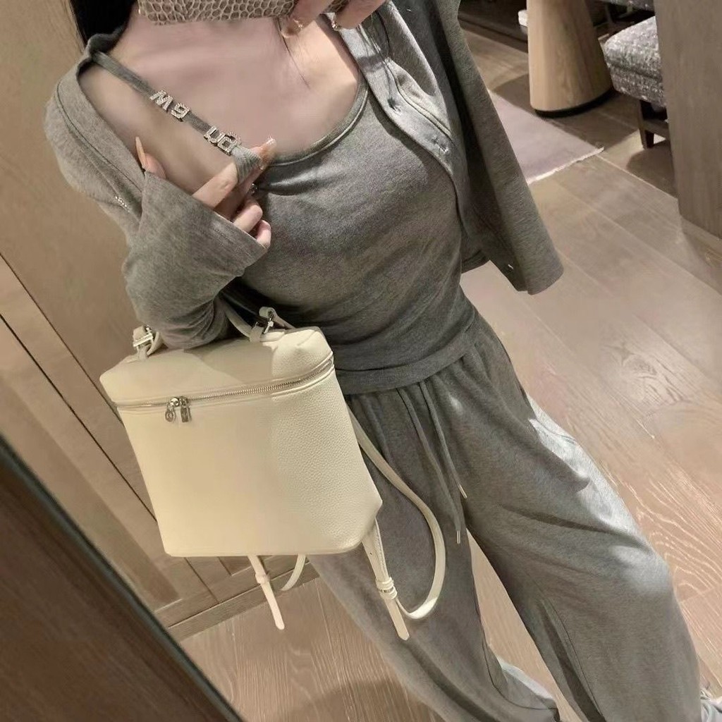 [คลังสินค้าพร้อม] เวอร์ชั่นเกาหลีชุดสูทสามชิ้นเพชรชุดลําลอง 2025 ตัวอักษรสไตล์ใหม่แจ็คเก็ตขนาดเล็กสลิงคาร์ดิแกนกางเกงขากว้างสูท - รูปที่ 4