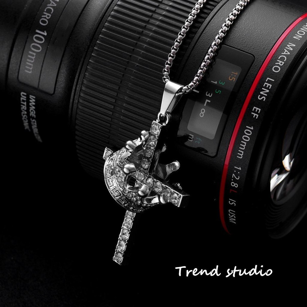 สร้อยคอไม้กางเขนที่ล้อมรอบด้วยมงกุฎนั้นเปล่งประกายมาก ซีรีส์สร้อยคอไม้กางเขนแฟชั่น มีหลากหลายสไตล์และสไตล์ให้เลือก