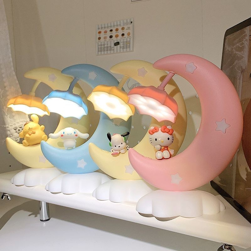 สินค้าใหม่ Sanrio Warm Crescent Night Light ins สไตล์ตุ๊กตาการ์ตูน Kuromi อบเชยสุนัข Hello Kitty Mini Creative บรรยากาศโคมไฟตั้งโต๊ะขนาดเล็กห้องนอนนักเรียนข้างเตียง Moon ไฟ led แบบชาร์จไฟได้ของขวัญ
