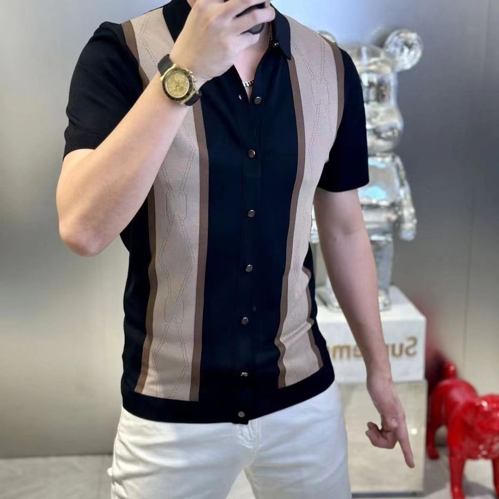 ผู้ชายระดับไฮเอนด์ผู้ชายแฟชั่นเสื้อด้านบนฤดูใบไม้ผลิฤดูร้อนอินเทรนด์ที่เรียบง่ายปุ่มสีจับคู่ปกเสื้อโปโลแขนสั้น