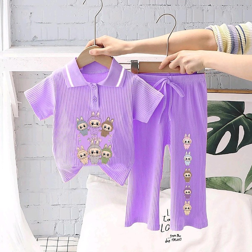 ชุดเซ็ทเด็กมาใหม่ เสื้อโปโลแขนสั้นแต่งลายการ์ตูนสุดฮิต+กางเกงขายาวแต่งลาย ผ้าร่อง - รูปที่ 2