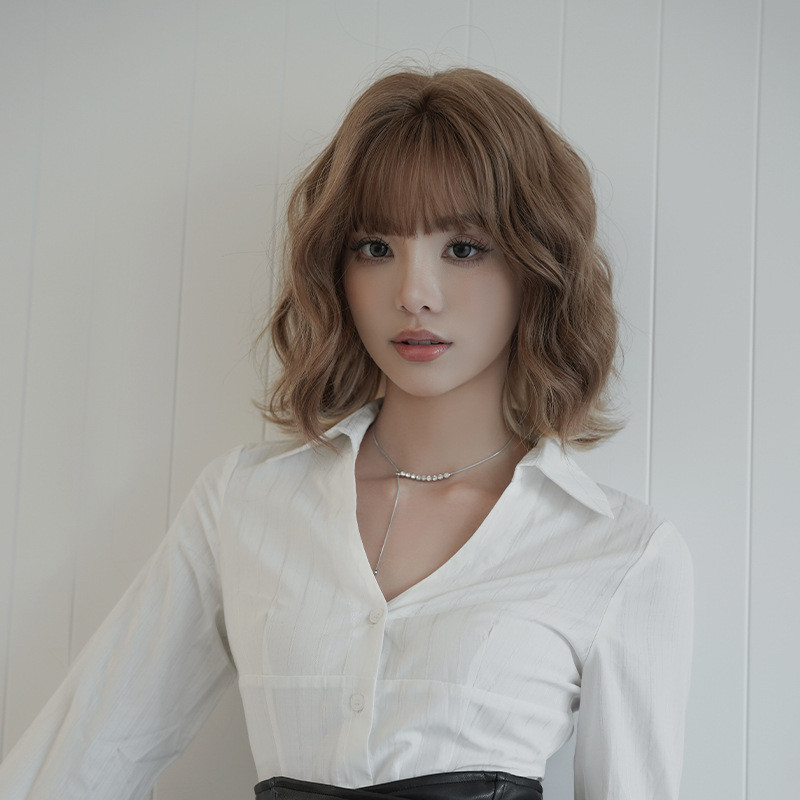 7jhh WIGS วิกผมหญิงไหล่ยาวผมสั้นเส้นใยเคมีจําลองเต็มหมวกม้วนไข่ Bangs Full Headgear Influencer สินค้