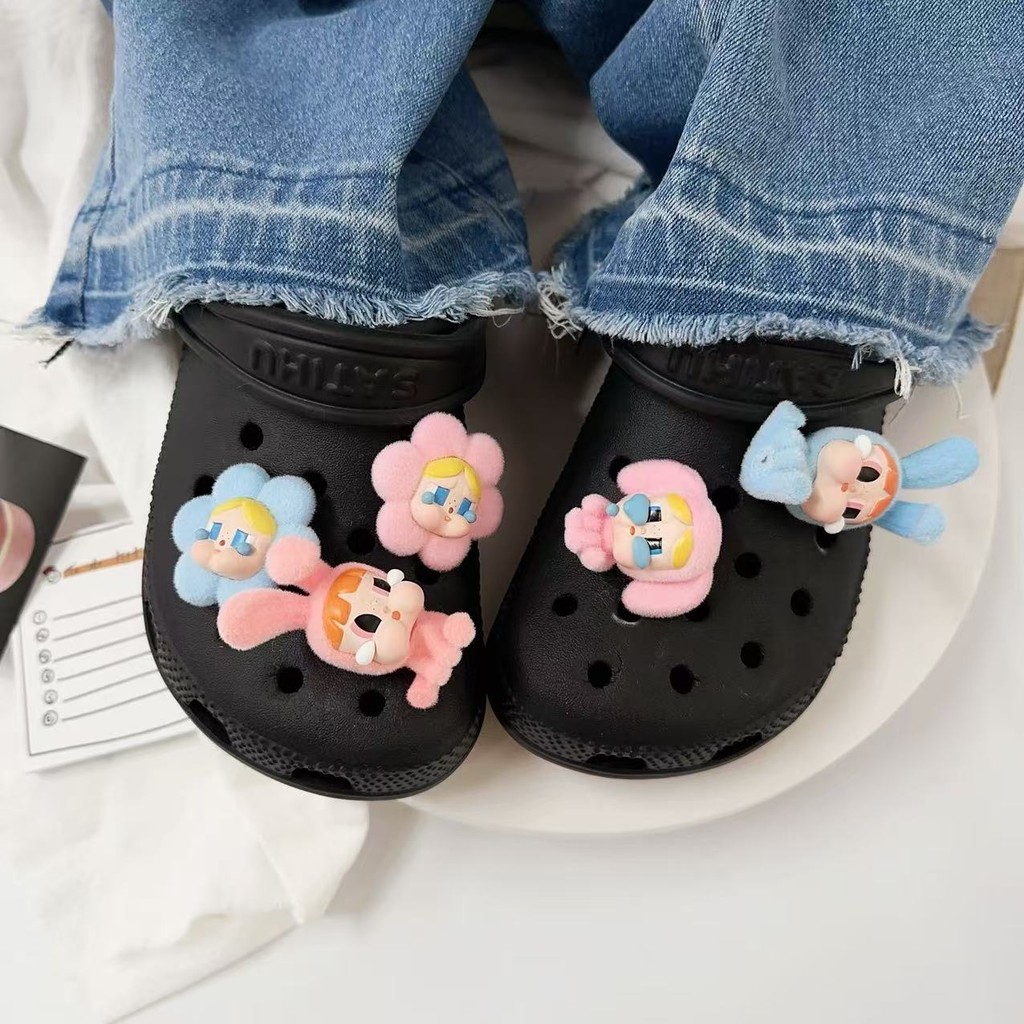 Crybaby เสน่ห์รองเท้าน่ารักสไตล์ใหม่ - อุปกรณ์อุดตันสไตล์ DIY Cros ตกแต่งรองเท้าการ์ตูนน่ารักสําหรับผู้ชายและผู้หญิง, คลิปรองเท้าแสนสนุกสําหรับ Casual &