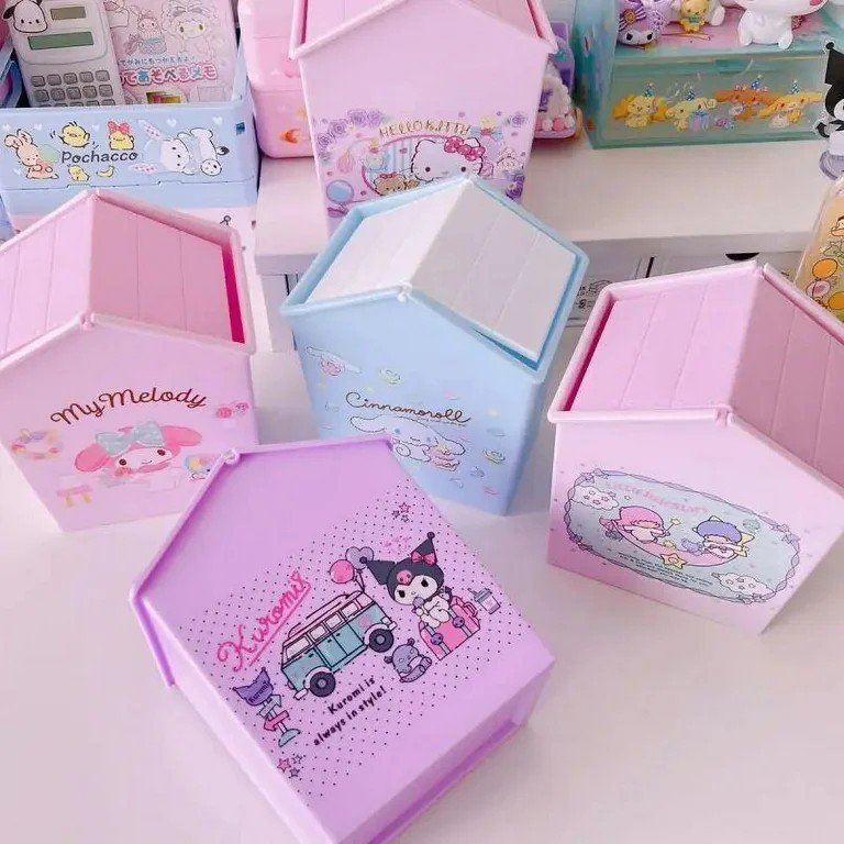 ถังขยะใบจิ๋ว ของตกแต่งจิ๋วๆ Sanrio น่ารักน่าเป็นเจ้าของ - สำหรับวางบนโต๊ะทำงาน ห้องนอน หรือในรถ ขนาด 12.6×16×10 cm