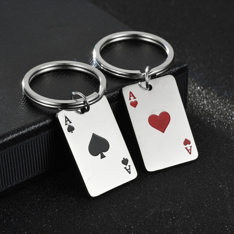Lucky Spades Heart Ace พวงกุญแจ Creative Red Love Heart โป๊กเกอร์การ์ดจี้พวงกุญแจสําหรับผู้ชายผู้หญิงกระเป๋าโทรศัพท์ผู้ถือกุญแจรถอุปกรณ์เสริม