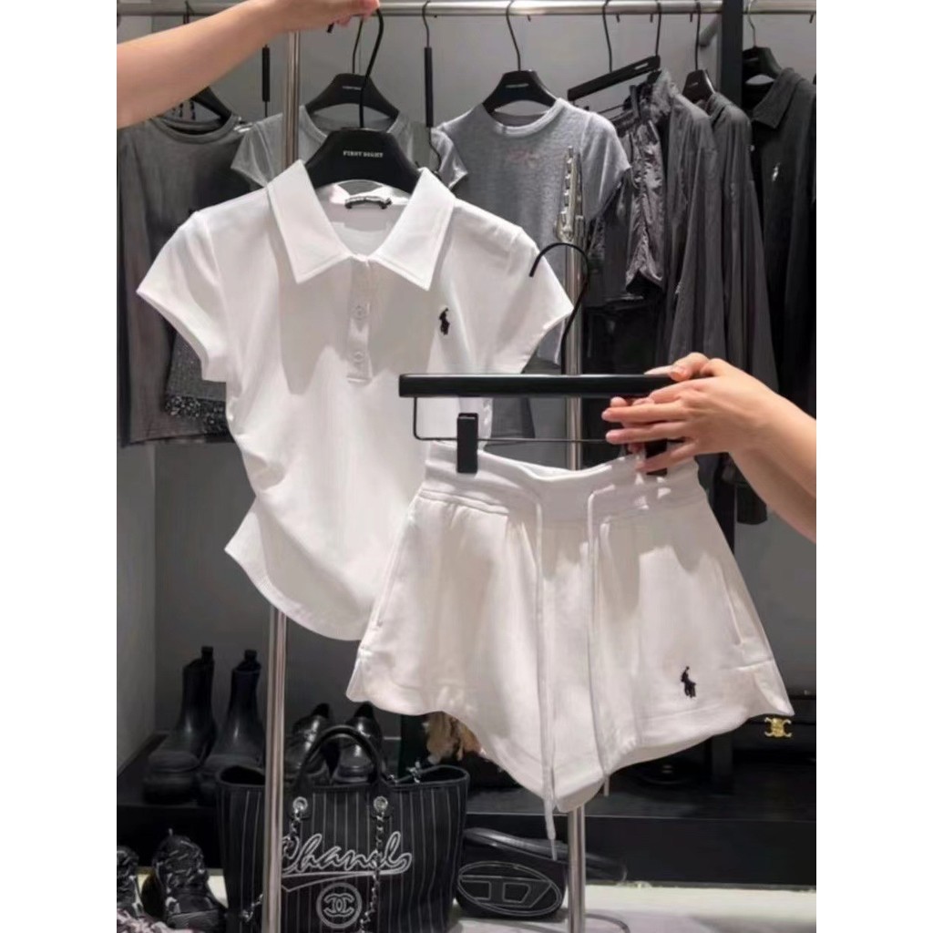 (((คุณภาพสูง) Polo Collar Pony ปักด้านหน้าไหล่แขนสั้น + ชุดกางเกงขาสั้นเอวสูงกลางยืดหยุ่น (ฟรีกระเป๋าคาดเอว)