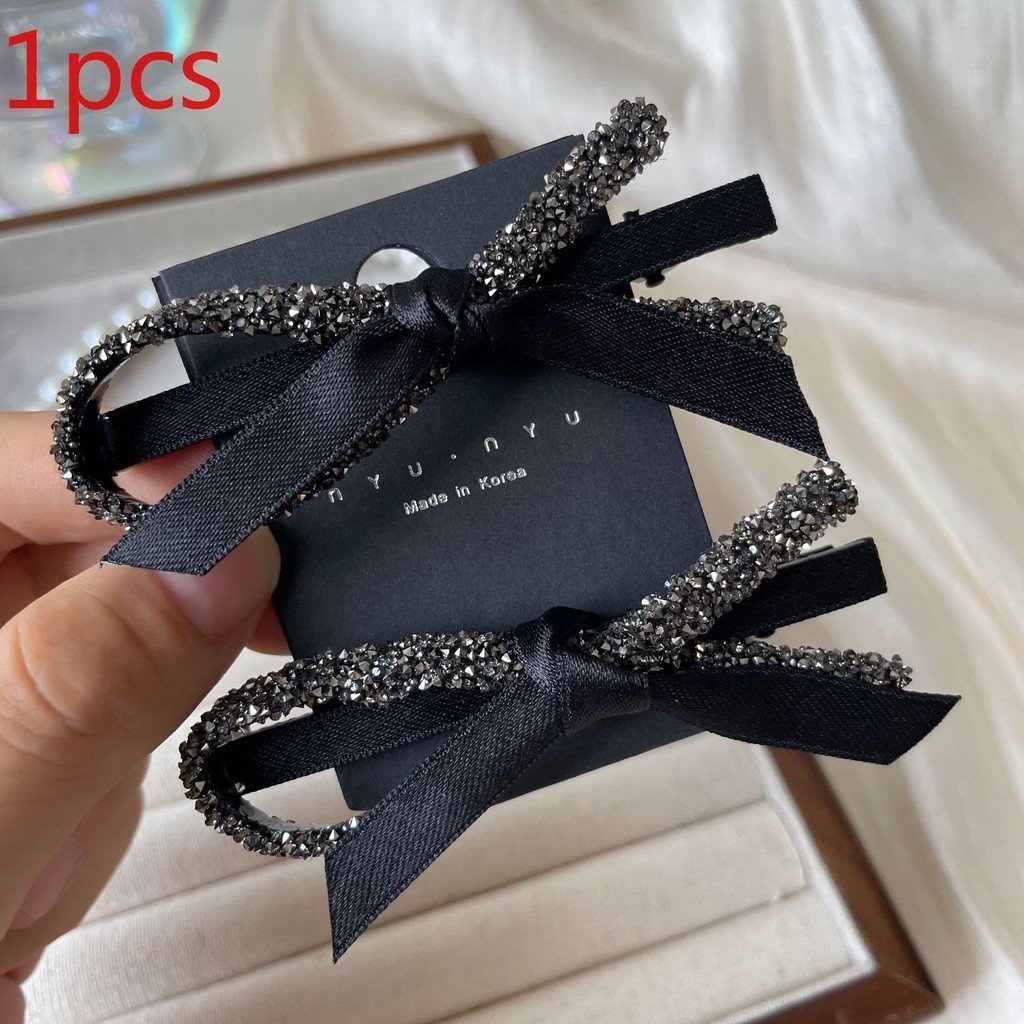 ตัวหนึ่งประกอบด้วย โบว์กิ๊บติดผมแบบเกาหลีย้อนยุค และคลิปหน้าม้าสำหรับทรงผม