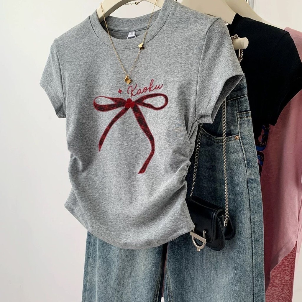 แฟชั่นของผู้หญิงสีเทาโบว์แขนสั้นเอวจีบเสื้อยืด