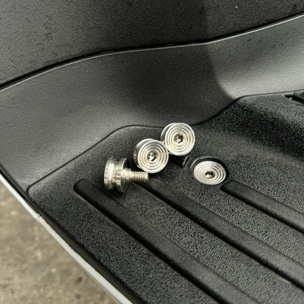 ชุดน็อตพักเท้าหน้า Giorno+125/Lead125 cnc เลส (ด้าน) 1ชุด4ตัว