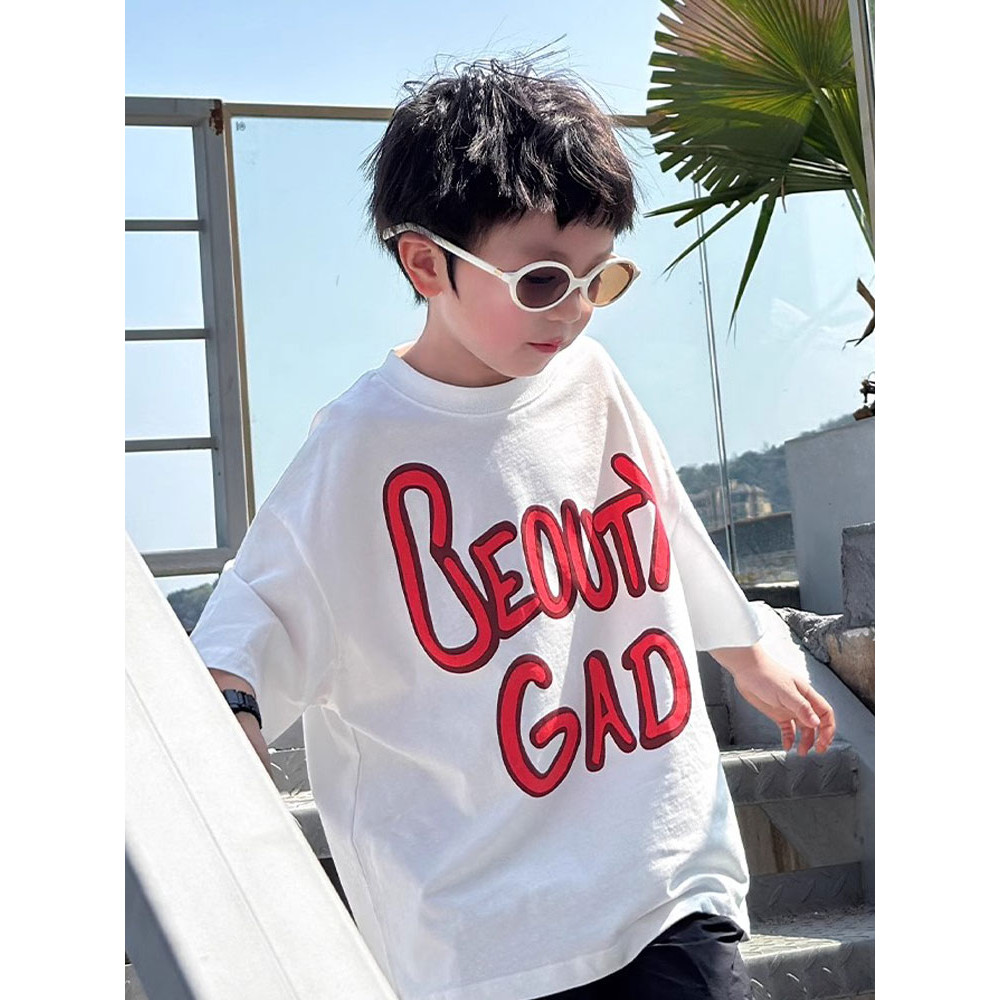 เสื้อผ้าเด็กชาย สไตล์โมเดิร์น และแฟชั่น รวมถึงรูปภาพเครื่องประดับโมเดิร์นและอุปกรณ์ส่วนตัว สบายและมีความแฟชั่น