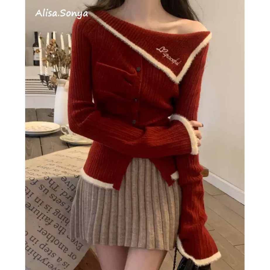 【C】Alisa.Sonya เสื้อไหมพรมผู้หญิง แขนยาวเปิดไหล่ เข้ารูป สีแดงคริสต์มาส สไตล์เกาหลี 24AS1066