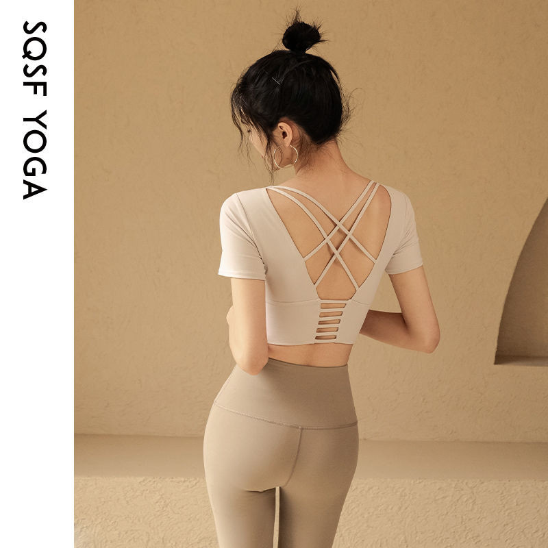 【สินค้าใหม่ราคาพิเศษ】YOGA เสื้อโยคะ พร้อมแผ่นหน้าอก โชว์หลัง เซ็กซี่ ฤดูร้อน แบบบาง แขนสั้น มีหลายสี เหมาะกับกีฬา วิ่ง ออกกำลังกาย เสื้อยืด สำหรับผู้หญิง