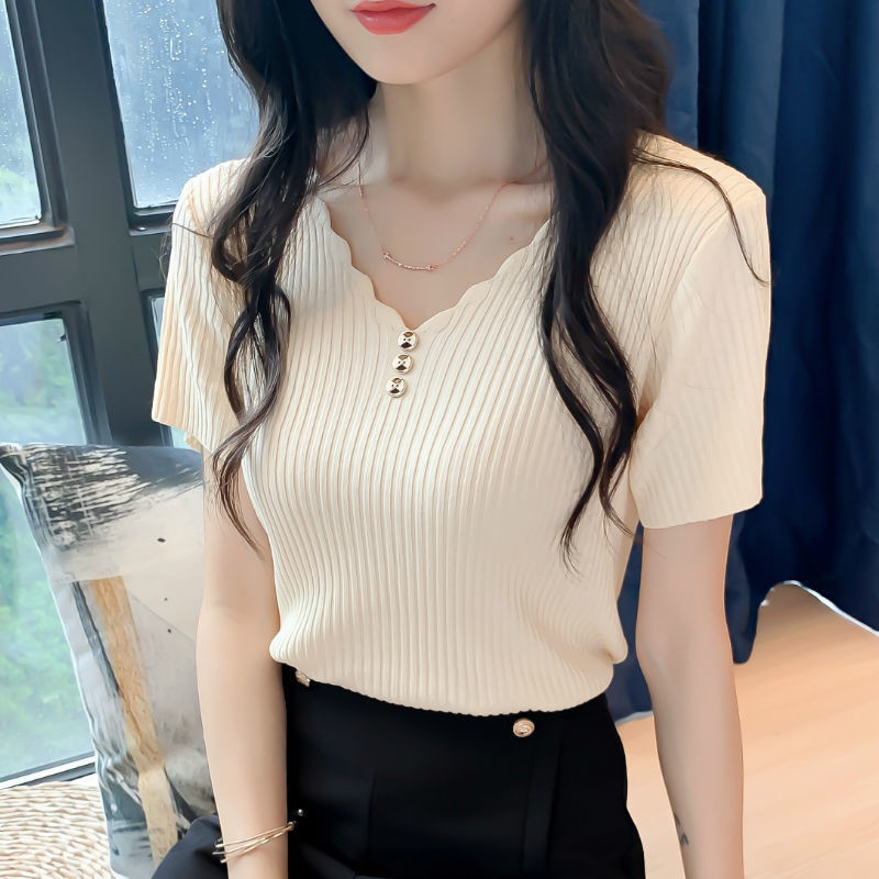 Dahong U006 เสื้อผ้าแฟชั่นผู้หญิง เสื้อยืดคอวี แต่งกระดุมหน้า แขนสั้นผ้ายืดถัก ฟรีไซส์