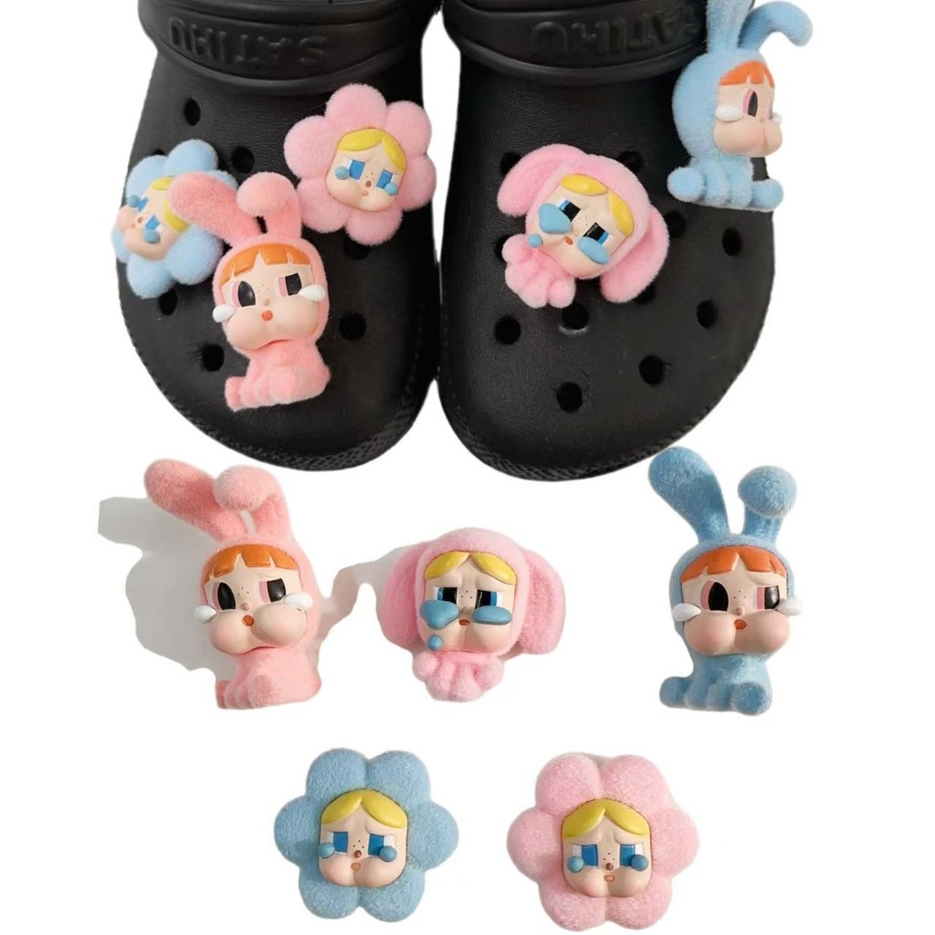 Crybaby เสน่ห์รองเท้าน่ารักสไตล์ใหม่ - อุปกรณ์อุดตันสไตล์ DIY Cros ตกแต่งรองเท้าการ์ตูนน่ารักสําหรับผู้ชายและผู้หญิง, คลิปรองเท้าแสนสนุกสําหรับ Casual &